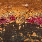 saftiger Kirschkuchen mit Haselnüssen und Schokoraspeln