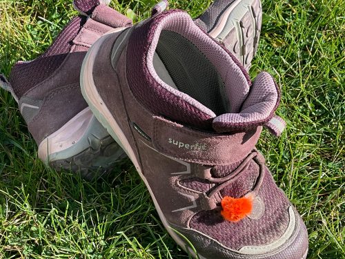 Wasserdichte Superfit Halbschuhe für Kinder beim Klettern im Wald.