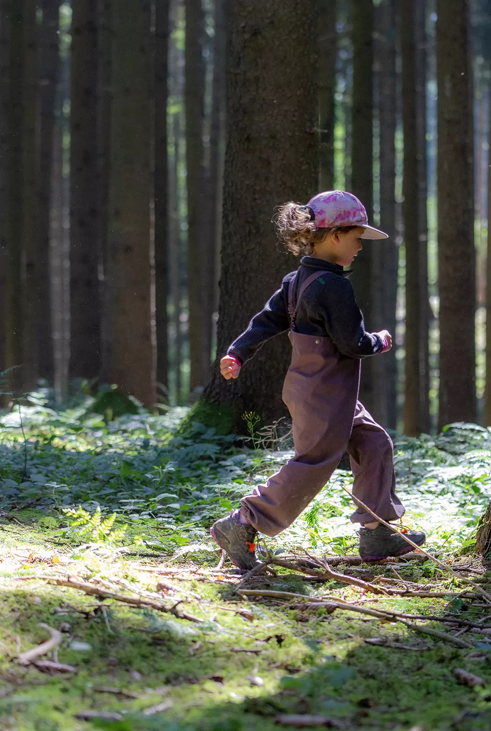 Verschiedene Schuhe für den Waldkindergarten im Vergleich (Sommer- und Winterschuhe).