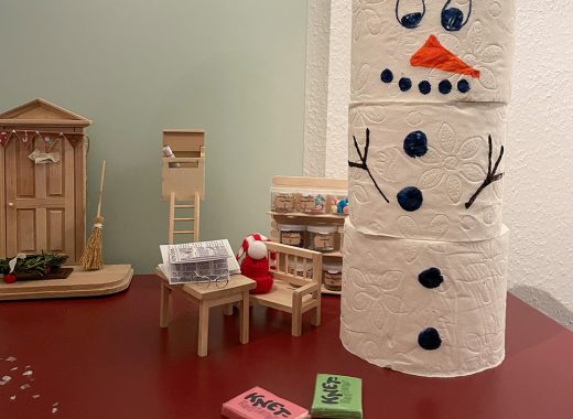 Eingewickelter Schulranzen als lustiger Wichtelstreich Wichtel-Streich mit Toilettenpapier im Kinderzimmer Mini-Toilettenpapier und Schokostreusel für den Wichtel