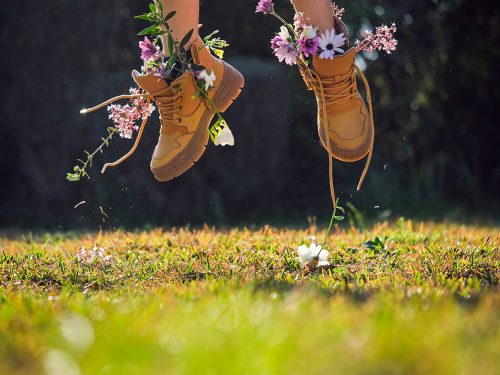 Kinder-Wanderschuhe von Decathlon im Praxistest im Wald.