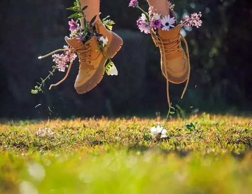 Kinder-Wanderschuhe von Decathlon im Praxistest im Wald.